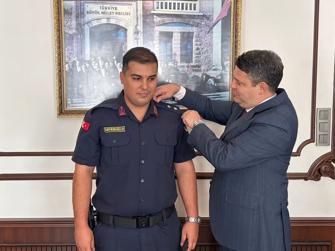 Terfi Eden Emniyet ve Jandarma Personellerine Yeni Rütbelerini Kaymakam Takdim Etti