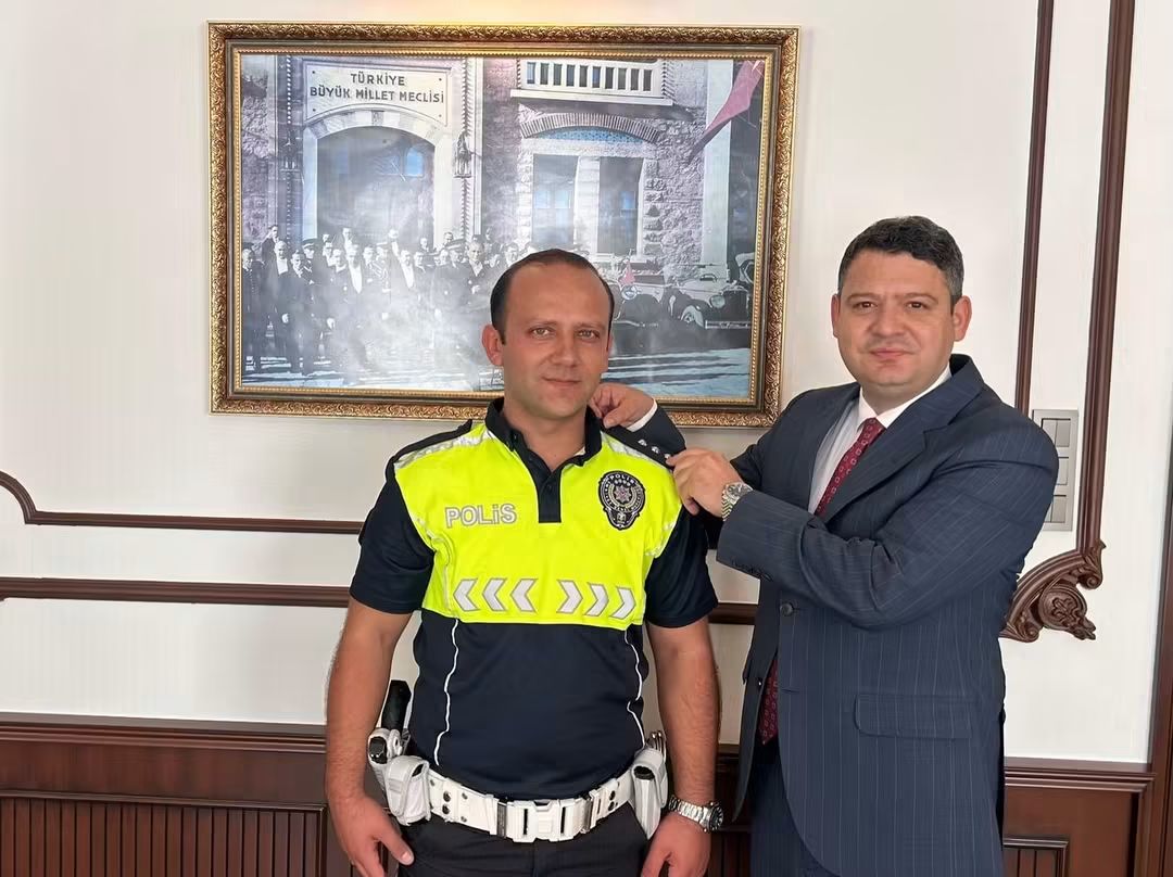 Terfi Eden Emniyet ve Jandarma Personellerine Yeni Rütbelerini Kaymakam Takdim Etti