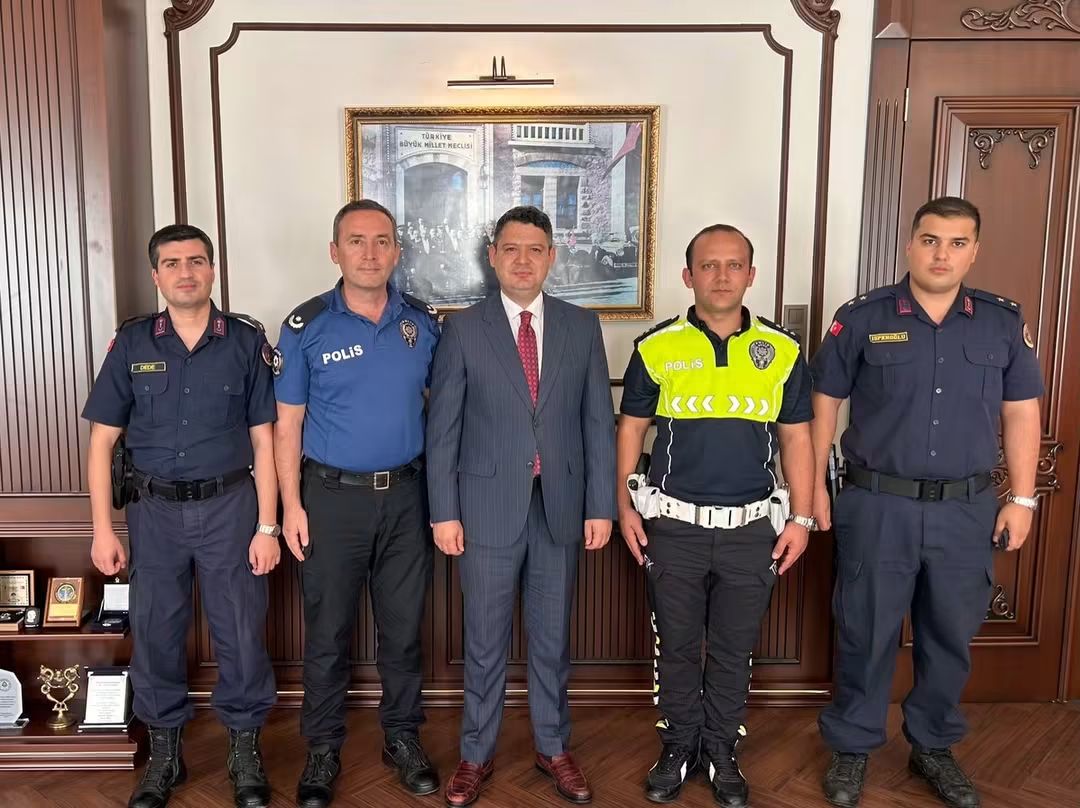 Terfi Eden Emniyet ve Jandarma Personellerine Yeni Rütbelerini Kaymakam Takdim Etti