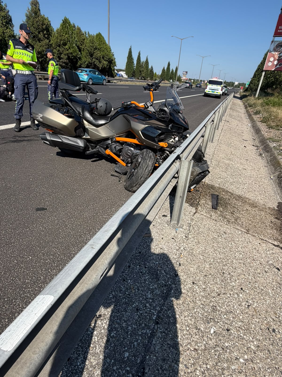 TEM Otoyolu’nda Motosiklete Araç Çarptı: 1’i Ağır 2 Yaralı