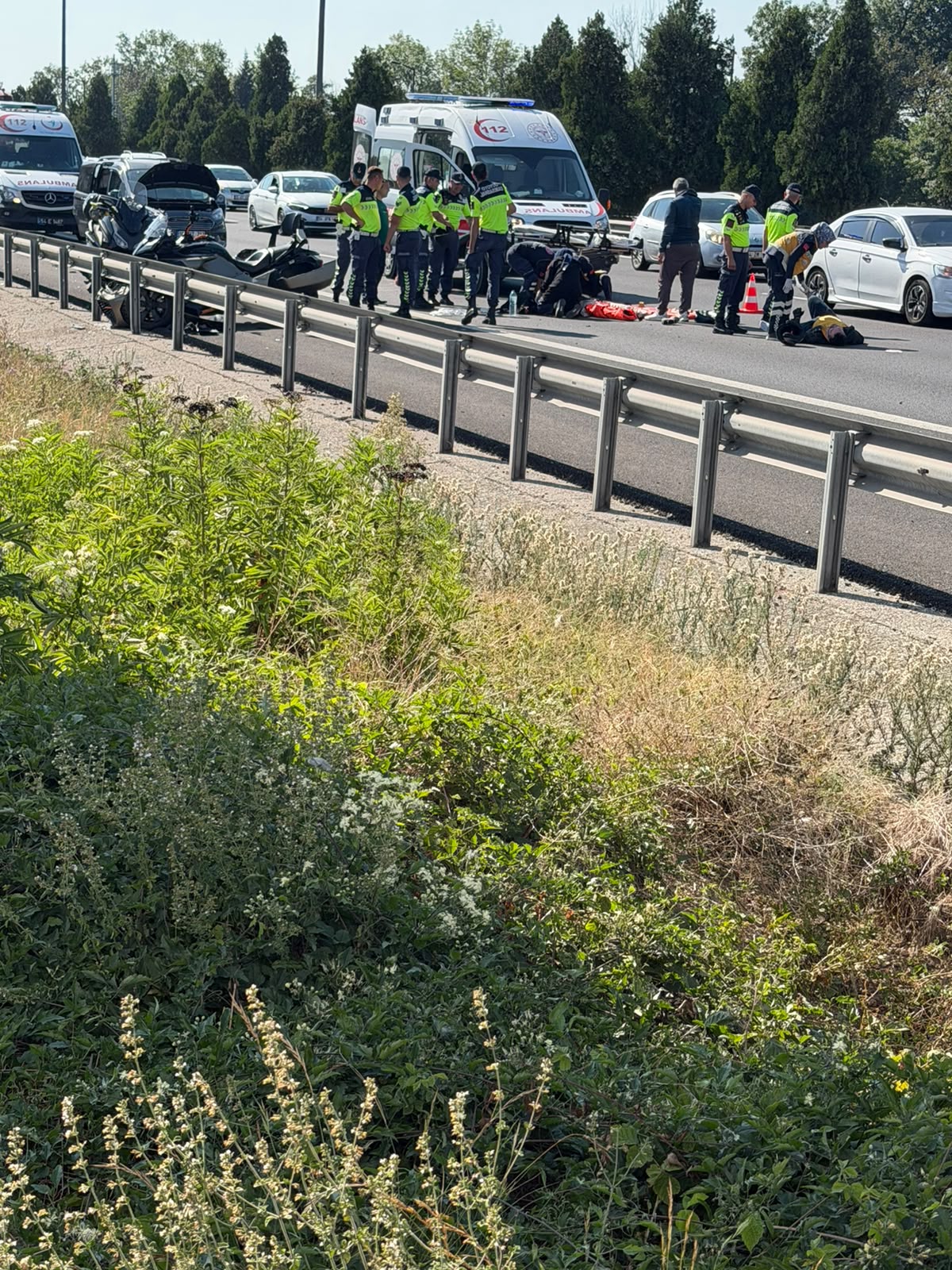 TEM Otoyolu’nda Motosiklete Araç Çarptı: 1’i Ağır 2 Yaralı
