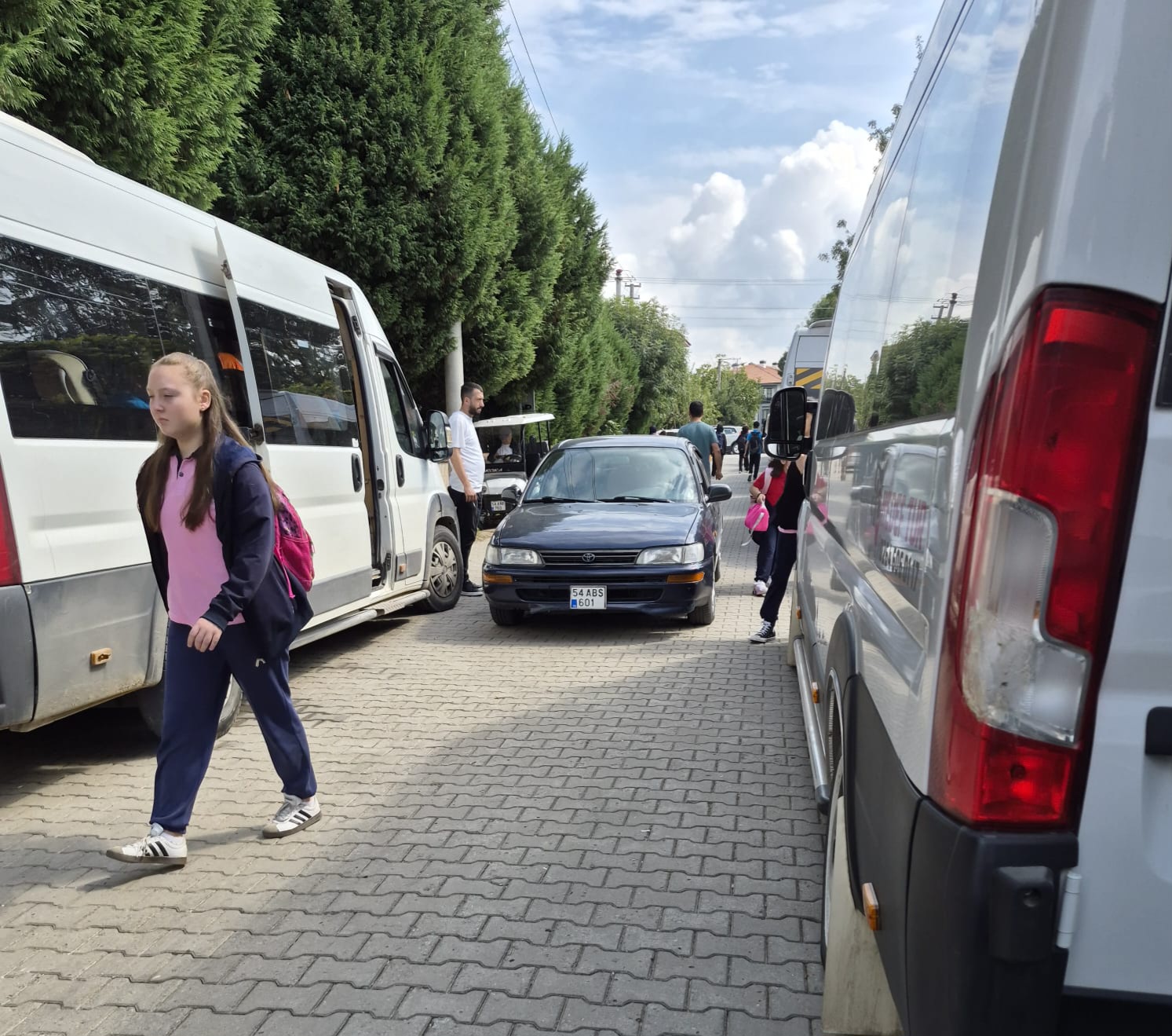 Hendek’te Aynı Binayı Kullanan İki Okulda Giriş Çıkış Yoğunluğu Endişe Yaratıyor