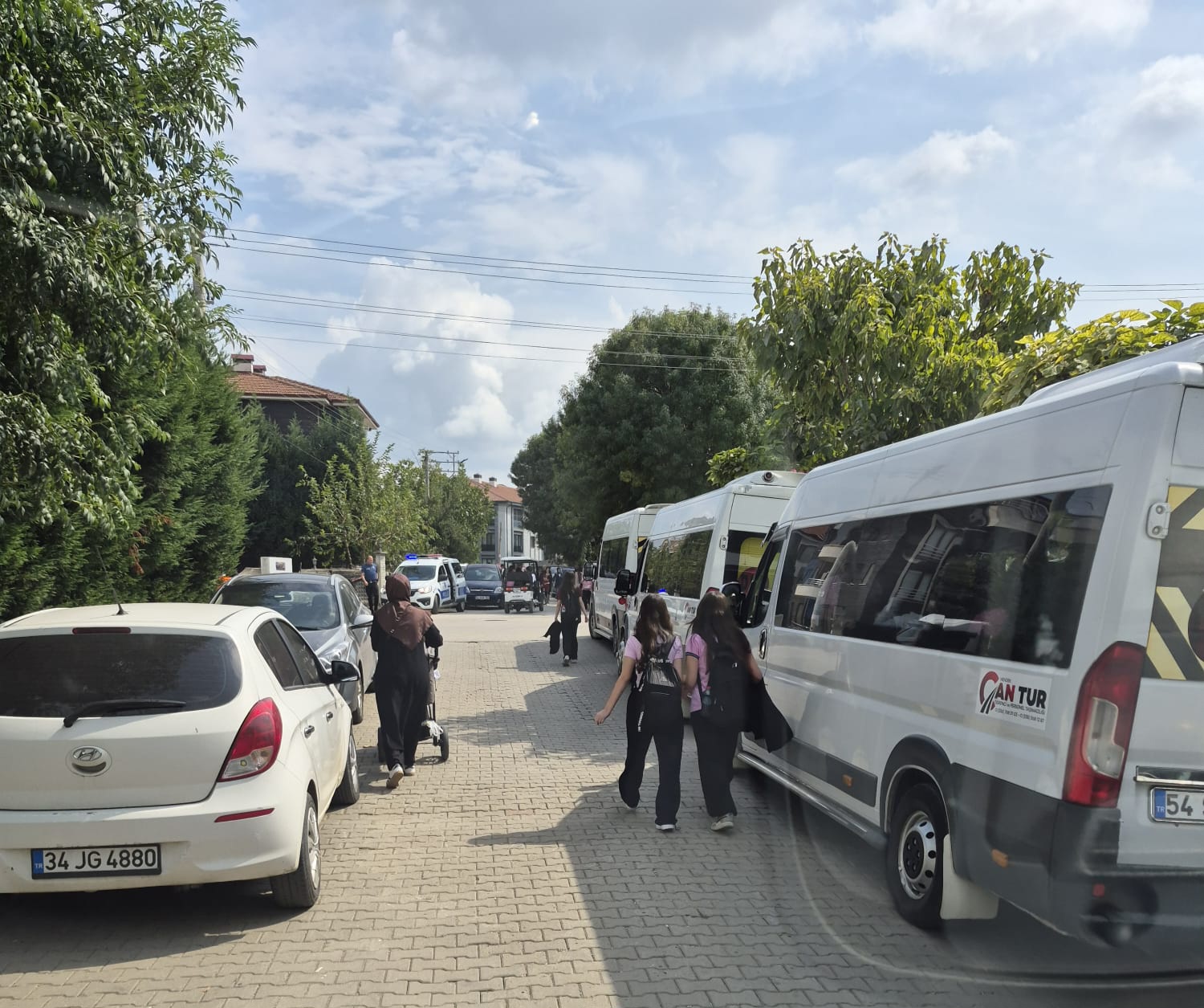 Hendek’te Aynı Binayı Kullanan İki Okulda Giriş Çıkış Yoğunluğu Endişe Yaratıyor