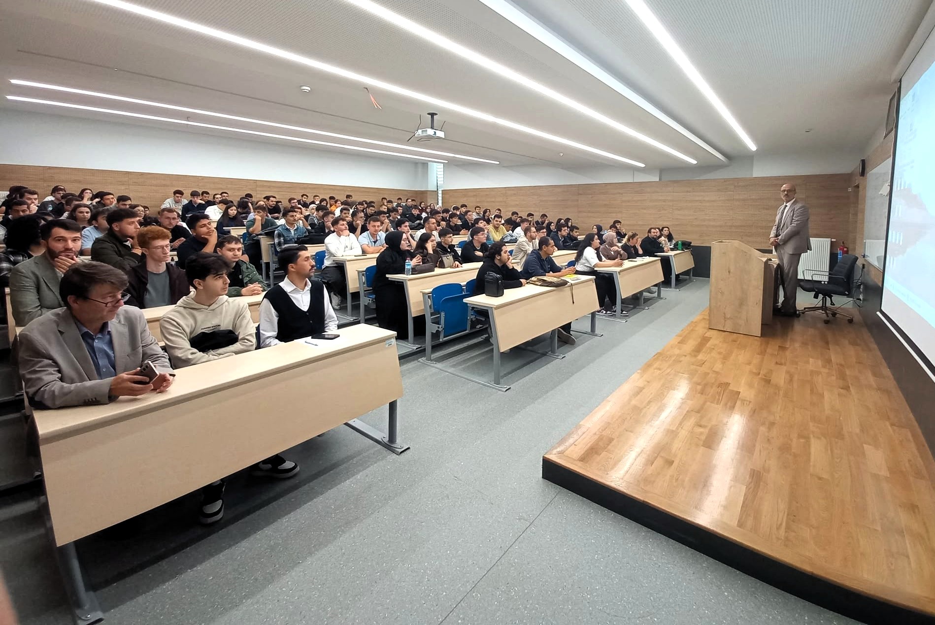 Hendek MYO’dan yeni öğrencilere oryantasyon programı