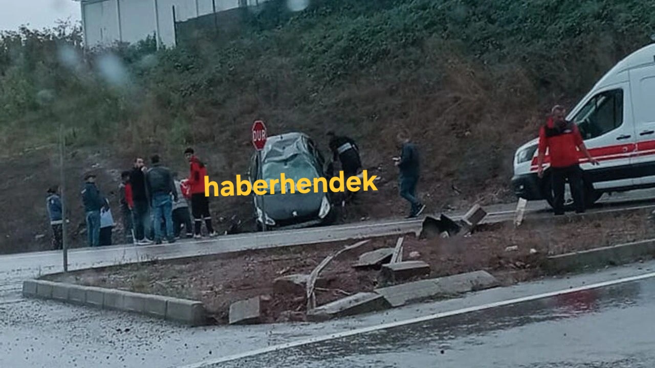 Hendek'te kaza iki yaralı