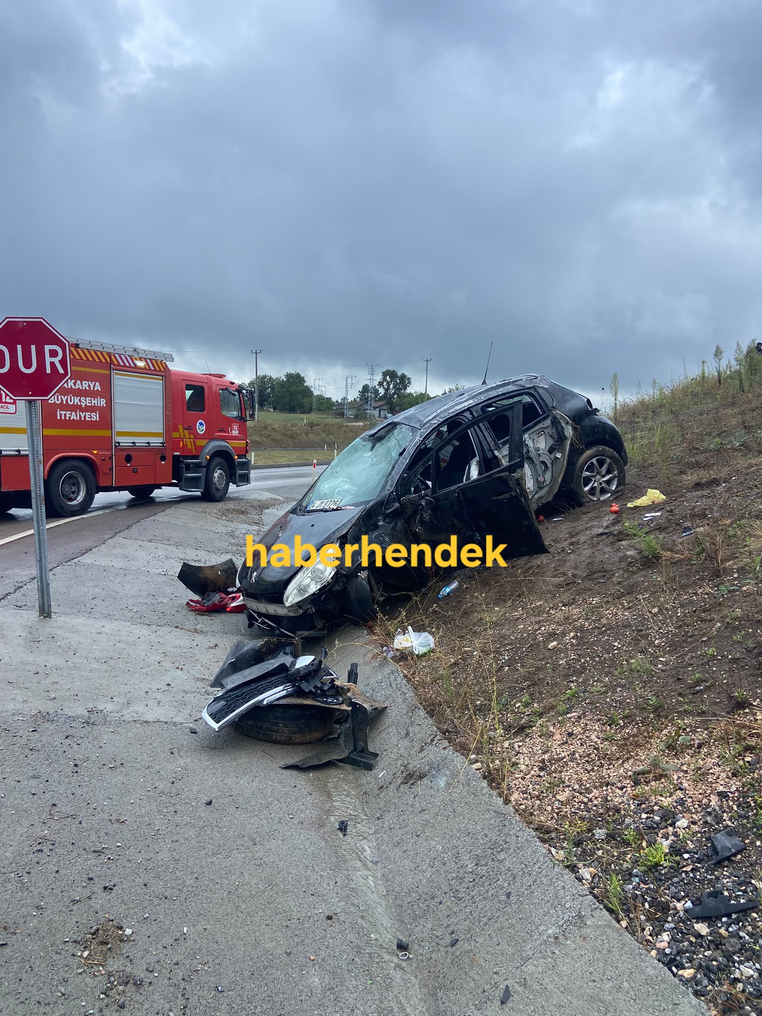Hendek'te kaza iki yaralı