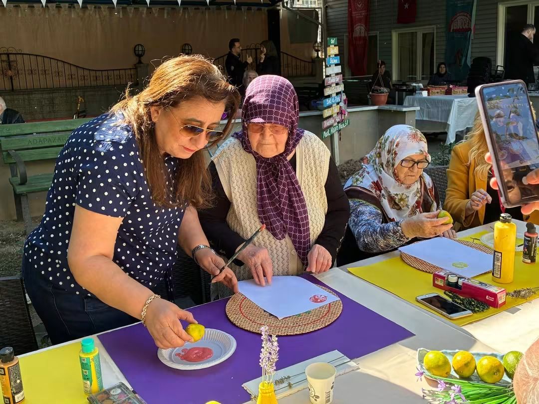 DÜNYA ALZHEİMER GÜNÜ’NDE AYNI AĞACIN ALTINDAYIZ ETKİNLİĞİ