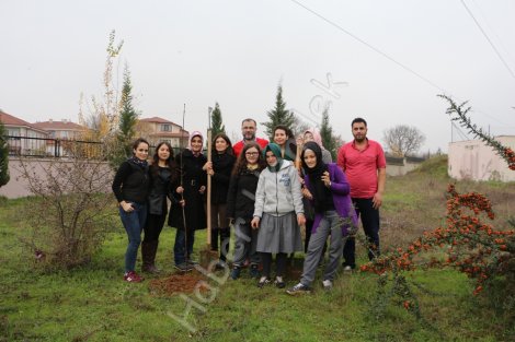 öğrenciler fidanlari toprakla buluşturdu