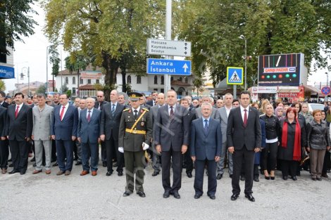 Cumhuriyet bayrami kutlamalari çelenk koyma töreni ile başladi