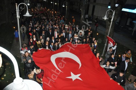 Hendek’te yüzlerce vatandaş cumhuriyet için yürüdü