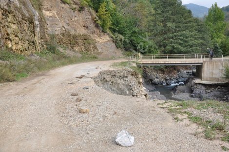 Hendek dikmen ve güney mahallesi yolutehlike saçiyor