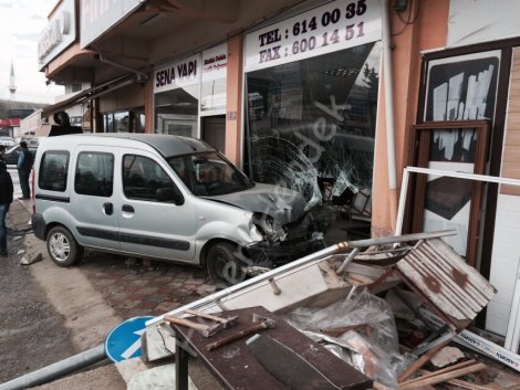 Hendek'te karşi şeride geçen araç işyerine daldi