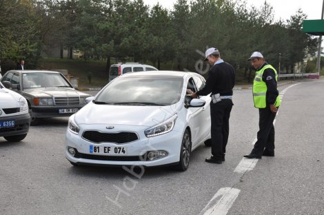 Polis'ten bayram denetimi,sürücüler uyarilip ikramlarda bulunuldu