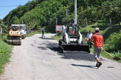 Dikmen grup yolunda asfalt ve yama çalişmasi