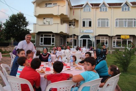 Hendek belediyesi iftar programlarina devam ediyor.