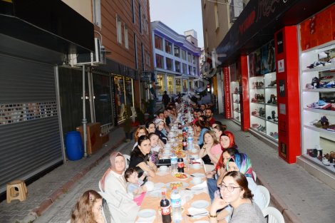 Alpaslan türkeş caddesi esnaflari iftarda buluştu