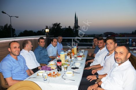 Tutkunlar inşaattan iftar