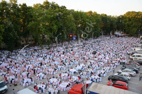 Büyükşehirin düzenlediği gönül sofralari hendek’te kuruldu