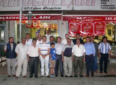 Bedir ve çalişma arkadaşlari iftarda buluştu