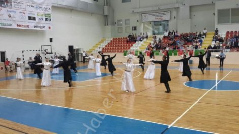 Kafkas kültür derneği folklor ekipleri geceye damga vurdu