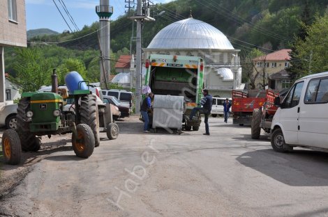 Hendek belediyesi dikmen’deçöp toplamaya başladi