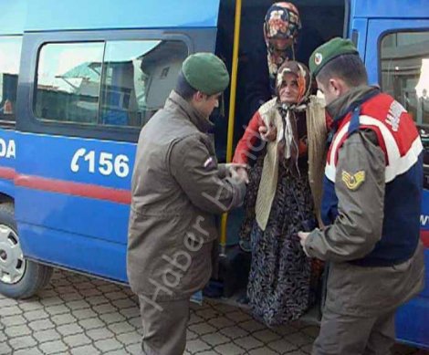 Jandarma evden ayrilan yaşli kadini donmak üzereyken buldu