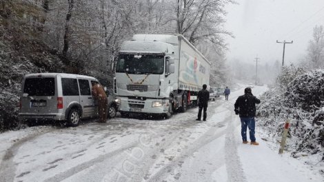 Kar yağişi sonrasi kayganlaşan zeminde trafik kazalari meydana geldi