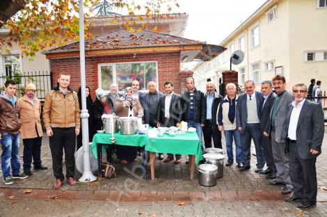 Ak partili kadinlar aşure dağitti