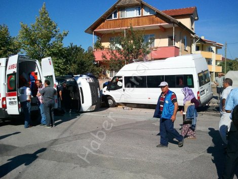 Findik işçilerini taşiyan iki minibüs çarpişti 11 yarali