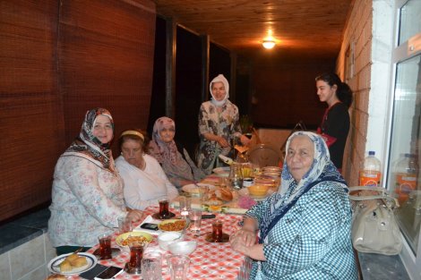 Ak parti kadin kollari başkani g.fatma dursun ev iftarlarinda