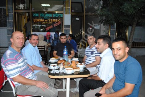 Alparslan türkeş caddesi esnafi iftari birlikte açti