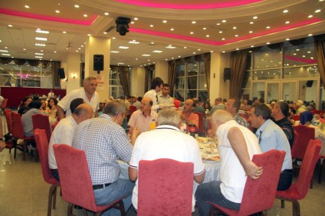 Inci, esnaflarla iftarda bir araya geldi