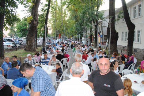 Hendekte mhp’nin verdiği iftarda izdiham yaşandi