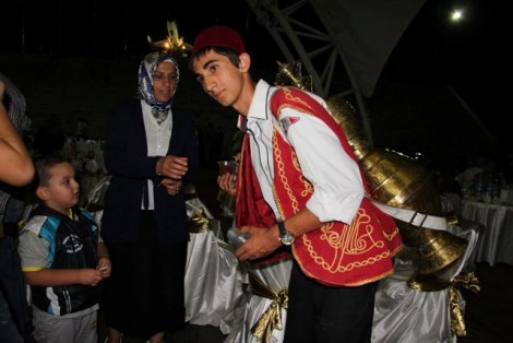 Hendekliler soğuk şerbetle serinliyor