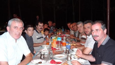 Hendek ilçe müftülük çalişanlari iftarda buluştu