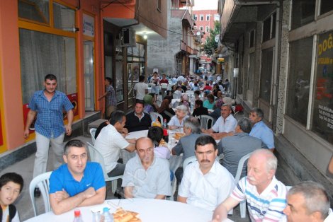 Hendek ülkü ocaklari iftar verdi