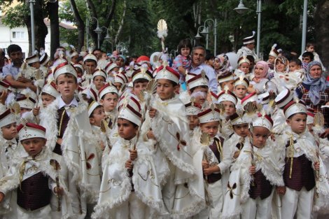 Hendekte muhteşem şölen