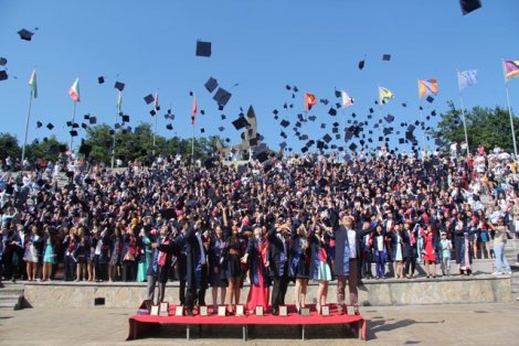 Bayraktepe’de mezuniyet sevinci