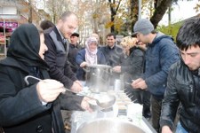 Ak parti hendek ilçe teşkilati tarafindan 2500 kişilik aşure dağitildi