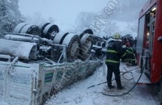 Hendek’te ayni yerde2 ayri kaza,kamyon devrilerek köprüden sarkti