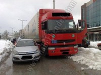 Yasak saatte şehir içine giren tir sürücüsüne trafik polisi cezayi kesti