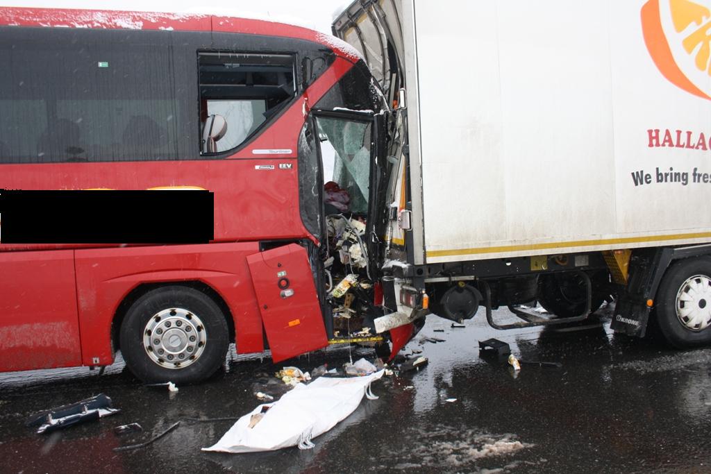 TEM'de Yolcu Otobüsü TIR'a çarptı: 1 Ölü, 20 Yaralı