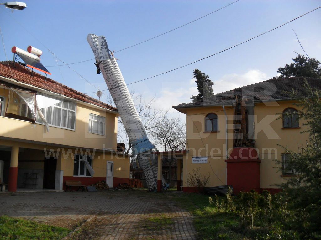 Şiddetli Fırtına Hendek’te de Minare Devirdi,Ağaçları Söktü