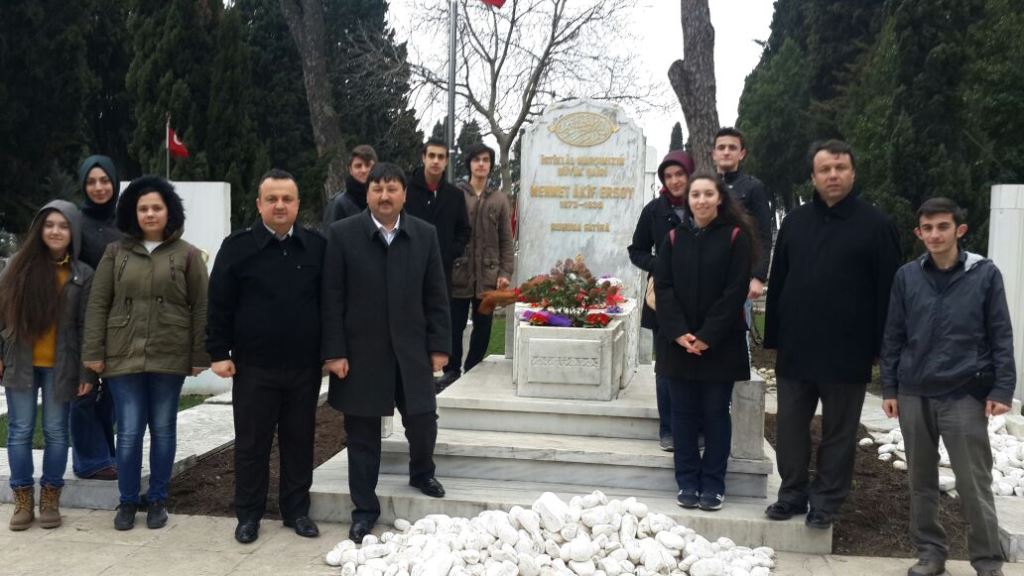 İstiklal Marşı Şairi Ersoy’u Kabri Başında Ziyaret Ettiler