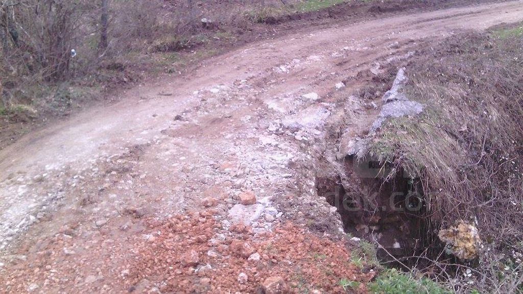 Vatandaşlar Yetkililere seslenerek Yolların Yapılmasını istedi