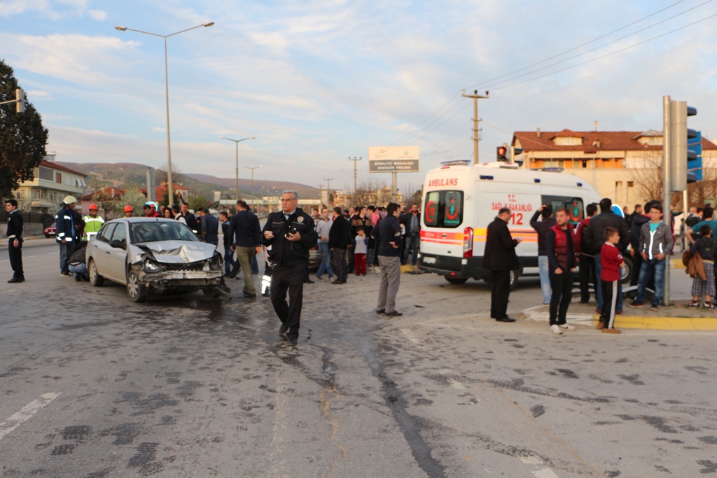 Hendek D-100 Karayolunda Kaza 4 Yaralı