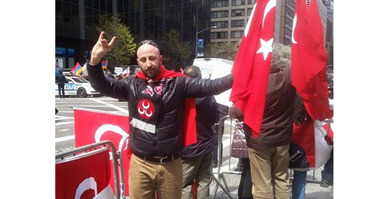 Türk’leri protesto eden binlere karşı tek başına  tepki koydu