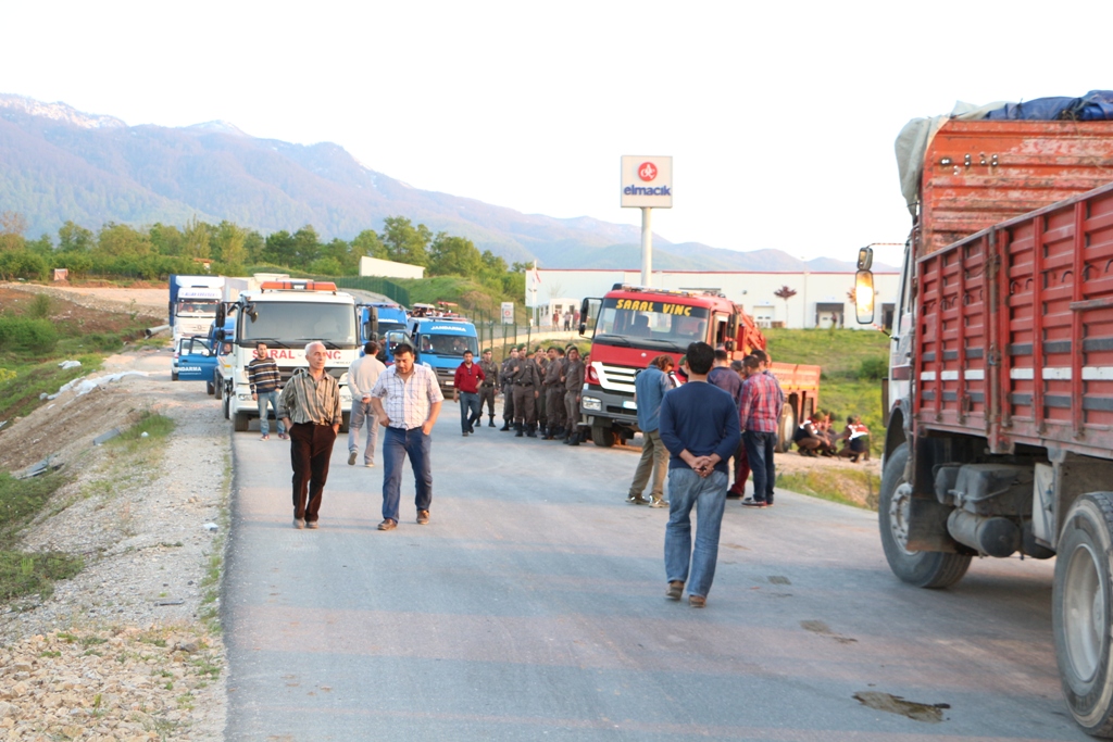 EYLEMCİLER YOLU TRAFİĞE AÇTI