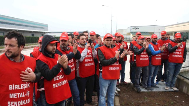 Arkadaşlarının İşlerine Son Verilmesini Protesto Ettiler