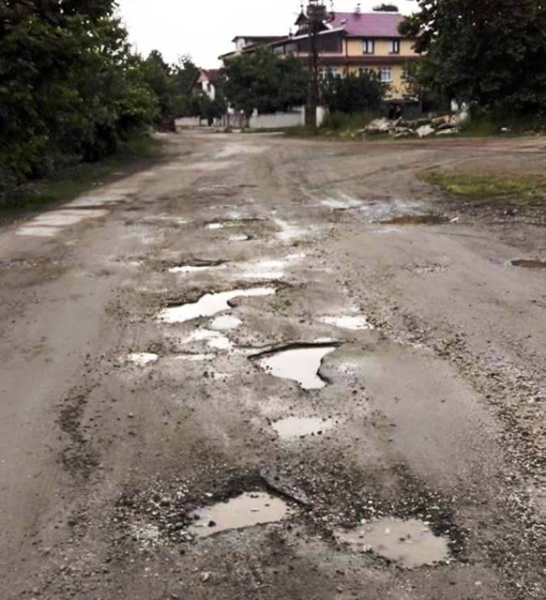 Vatandaşlar Köstebek yuvasına dönen yollarının yapılmasını istiyor.